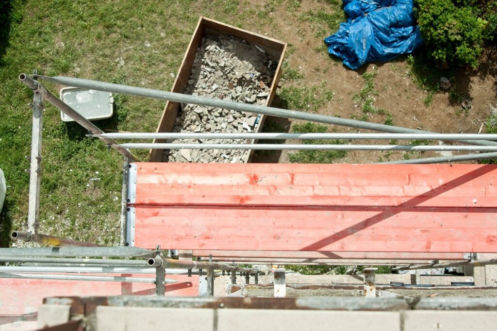 Kruszenie gruzu na placu budowy – czy wymaga specjalnych zezwoleń?